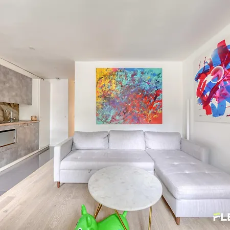 Beautiful And Bright Elegant Parisian 1-bedroom *