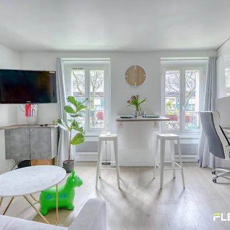 Beautiful And Bright Elegant Parisian 1-bedroom פריז