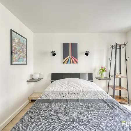 Beautiful And Bright Elegant Parisian 1-bedroom Paříž