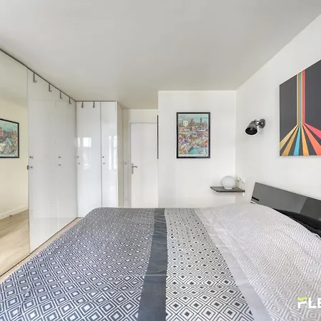 Beautiful And Bright Elegant Parisian 1-bedroom *