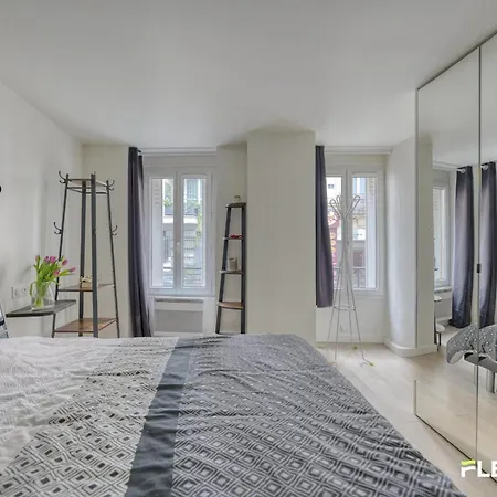 Beautiful And Bright Elegant Parisian 1-bedroom *